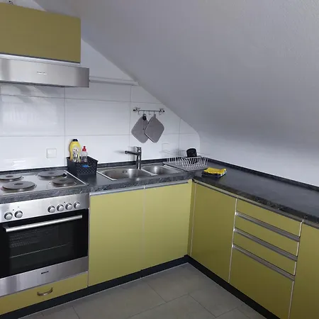 Moderne - Neu Renoviert - Ruhige Lage Apartment *